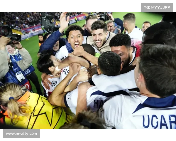 青岛海牛主场球迷高歌，保级气氛热烈